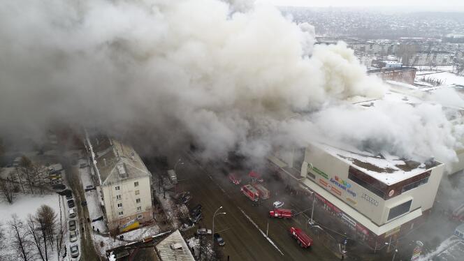 Soixante-quatre morts dans l’incendie d’un centre commercial à Kemerovo, ville de Sibérie occidentale.