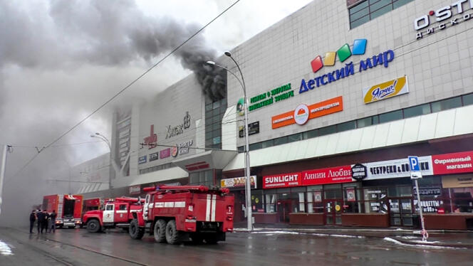 Arrivée des pompiers sur les lieux de l’incendie, à Kemerovo, le 25 mars.