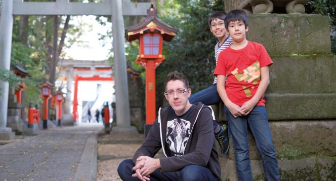 Thomas Romain vit à Tokyo avec sa femme et ses fils, Itsuki et Ryunosuke.