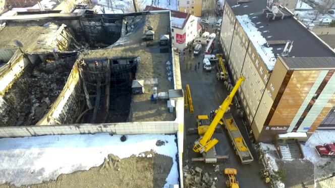 Le toit de deux salles de cinéma du centre commercial de Kemerovo (Russie) se seraient effondré dans l’incendie, dimanche 25 mars.