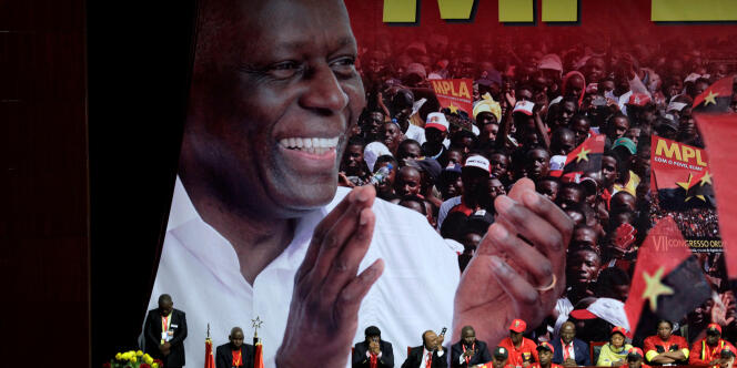 Une affiche de l’ancien président angolais, José Eduardo do Santos, lors d’un congrès du parti au pouvoir, le MPLA, en août 2016.