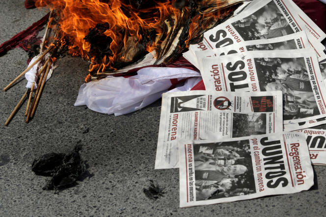 Des opposants au parti mexicain Morena brûlent des tracts, à Apodaca, le 25 mars 2018.