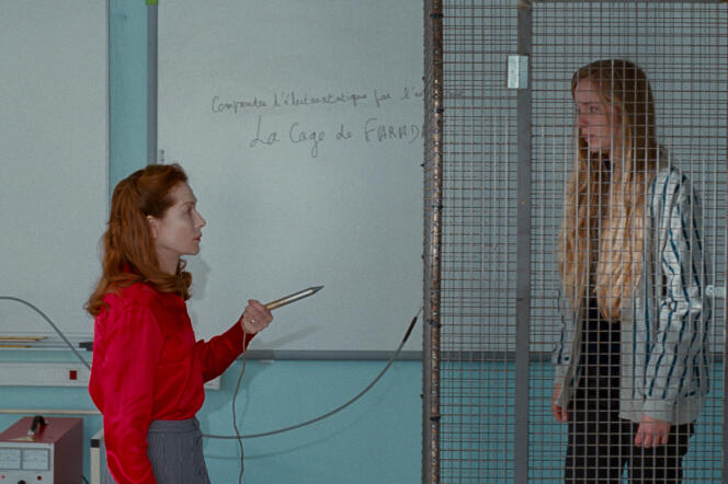 Mme Géquil (Isabelle Huppert), enseignante dans un lycée de banlieue, se transforme en « Madame Hyde ».