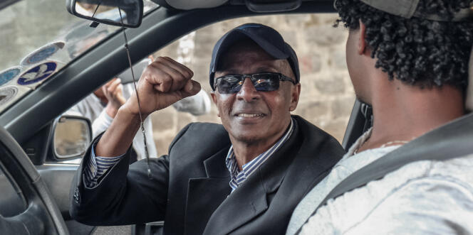 Le journaliste Eskinder Nega lors de sa libération, le 14 février 2018, à Addis-Abeba.