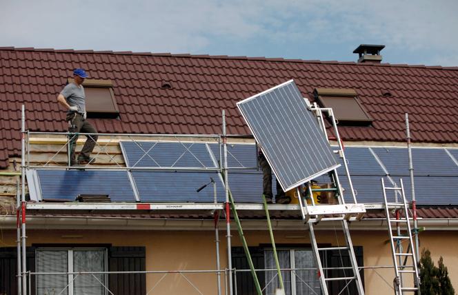 Installation de panneaux photovoltaiques sur une maison individuelle d’Oberhoffen-sur-Moder (Bas-Rhin), en mars 2010.