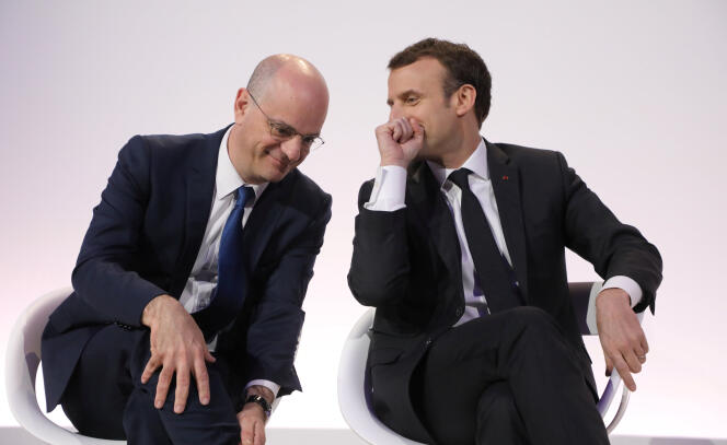 Le ministre de l’éducation, Jean-Michel Blanquer, et Emmanuel Macron (à droite), le 27 mars.