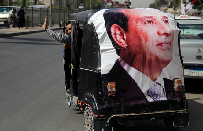 Un poster à l’effigie d’Abdel Fattah Al-Sissi, au Caire, le 27 mars.