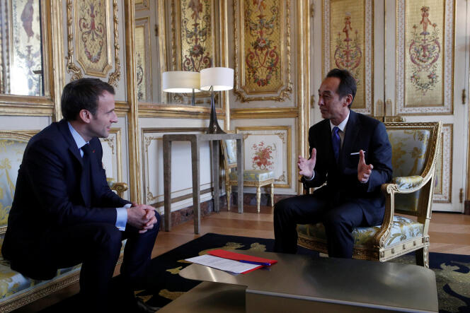 Emmanuel Macron et Young Sohn, le directeur général de Samsung, à l’Elysée, le 28 mars 2018.