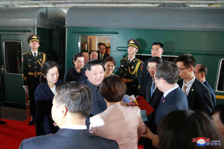 Arrivée à Pékin de Kim Jong-un et son épouse, Ri Sol-ju.