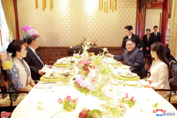 Repas privé pour Xi Jinping, Kim Jong-un et leurs épouses respectives, Peng Liyuan et Ri Sol-ju.
