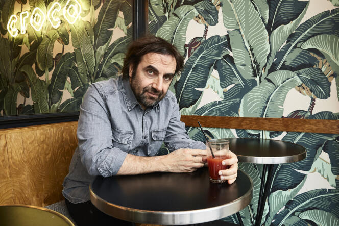 André Manoukian au café Le Croco du Marais à Paris, le 15 mars.