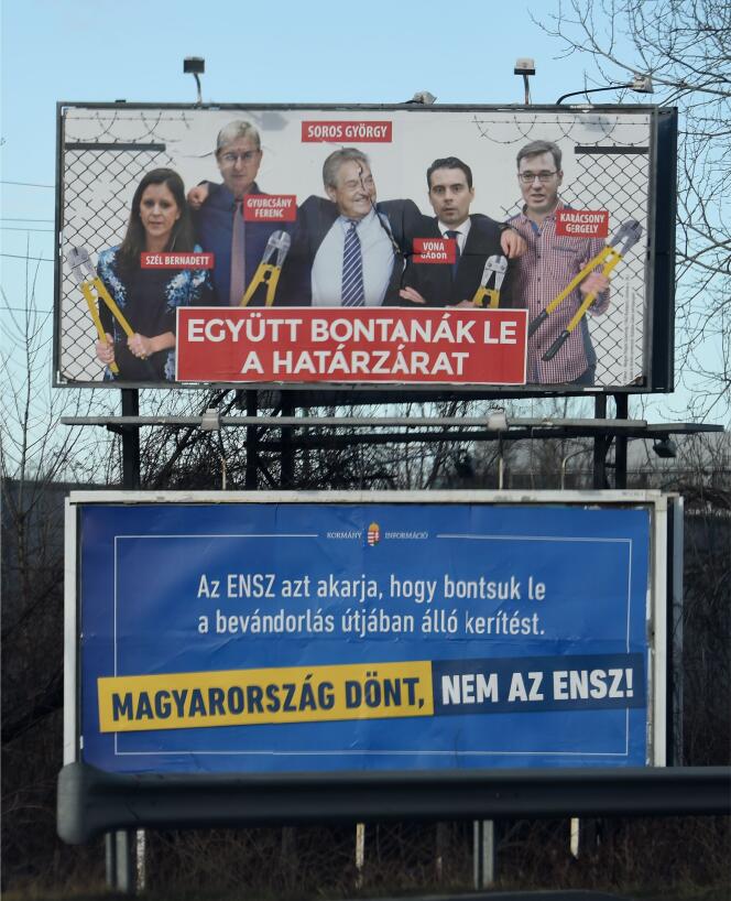En haut, une affiche de propagande montre George Soros et différentes personnalités des partis d’opposition avec le texte suivant : « Ensemble, ils feront sauter la barrière de l’immigration ». Sur l’affiche du dessous : « L’ONU veut faire sauter la barrière de l’immigration. Les Hongrois disent non à l’ONU ». Le 12 mars, à Pécs, dans le sud de la Hongrie.