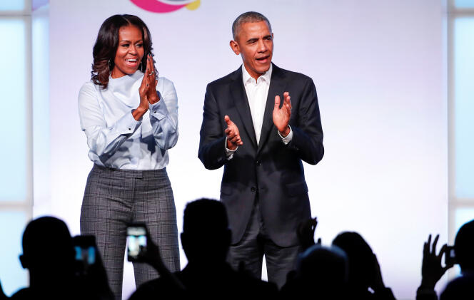 L’ancien président Barack Obama, accompagné de son épouse Michelle, à leur arrivée au premier Sommet de la Fondation Obama à Chicago, Illinois, le 31 octobre 2017.