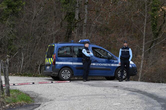 Les gendarmes bloquent l’accès du Col de Marocaz près de Cruet (Savoie), le 29 mars.