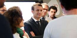 Τον Πρόεδρο Emmanuel Macron κατά τη διάρκεια επίσκεψης στο Ινστιτούτο Curie του Παρισιού στις 29 Μαρτίου.