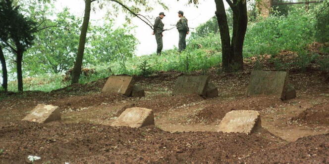 Les tombes des sept moines de Tibéhirine (Algérie), enlevés dans la nuit du 26 au 27 mars 1996 et dont seules les têtes ont été retrouvées.