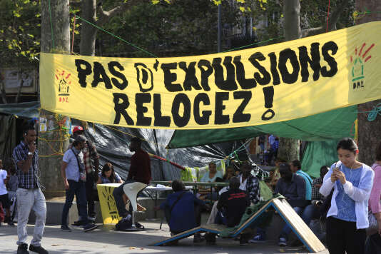 Manifestation contre les expulsions et pour le droit au logement, place de la République à Paris.