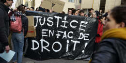 Επίδειξη της ομάδας μαθητών "Paul-Va, Lève toi" μπροστά στη νομική σχολή του Montpellier (Herault), 26 Μαρτίου.