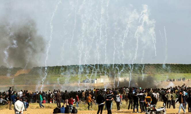 Les Palestiniens rassemblés pour la « grande marche du retour » sous les gaz lacrymogènes tirés, depuis des drones, par les forces israéliennes, le 30 mars.