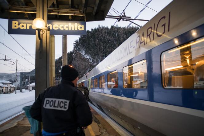La police française sur un quai de la gare de Bardonecchia (près de la frontière française, à l’ouest de Turin), le 12 janvier.