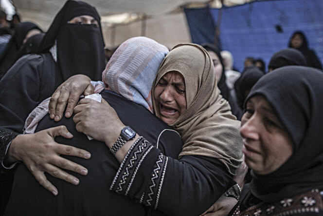 Des femmes pleurent la mort d’un manifestant tué par l’armée israélienne, lors de funérailles à Khan Yunis, dans la bande de Gaza, samedi 31 mars.