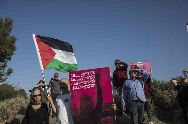 Du côté israélien de la frontière, près de la localité de Nir Am, quelques militants israéliens et palestiniens sont venus, samedi 31 mars, apporter leur soutien à la grande marche du retour.