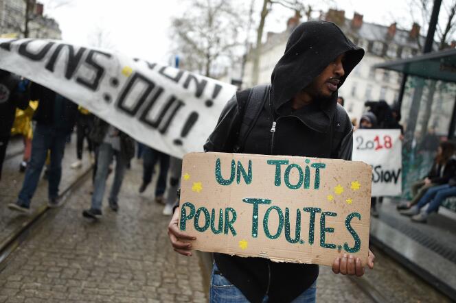 Un millier de personnes, dont des occupants de la ZAD et des migrants, ont manifesté, le 31 mars, à Nantes, contre « toutes les expulsions ».