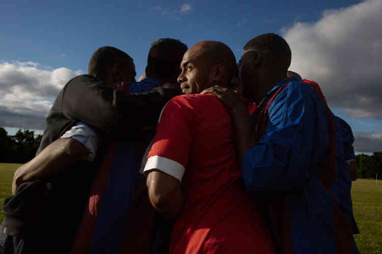 Journée de football organisée par la communauté chagossienne de Crawley. Le joueur de dos appartient à l’équipe Chagos Island Association, qui a participé à la Coupe du monde des peuples sans Etat, en 2016, en Abkhazie.