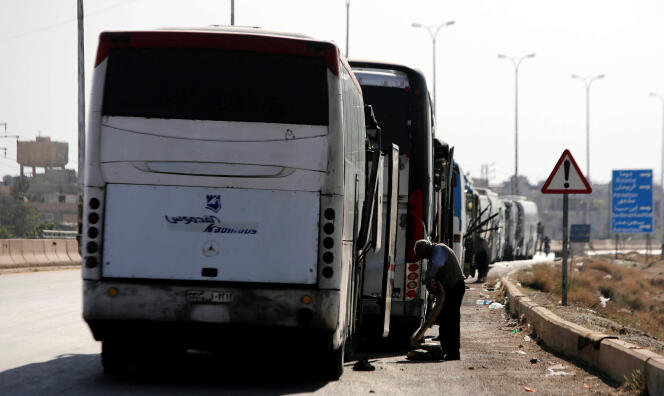 Des autocars attendent de pouvoir entrer dans la ville de Douma, dans la Ghouta orientale, pour évacuer les rebelles et leur familles, le 1er avril.