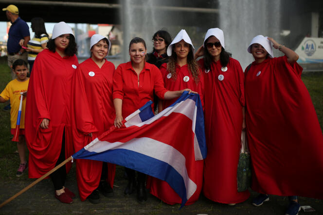 Des militantes vêtues de rouge et blanc, comme dans la série télévisée La servante écarlate, soutiennent Carlos Alvarado, à San José, le 1er avril.