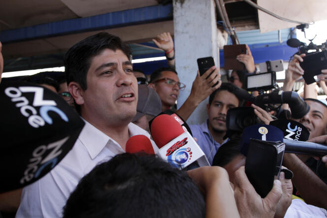 Carlos Alvarado répond à la presse, après avoir voté, à San José, au Costa Rica, le 1er avril.