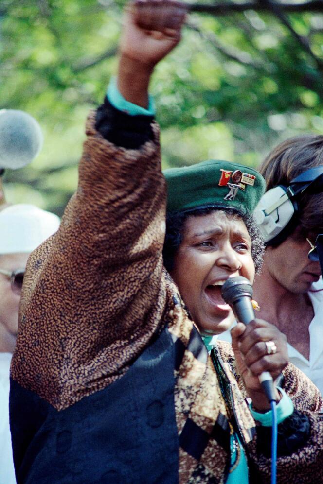 Winnie Madikizela-Mandela, le 2 février 1990, lors d’une marche au Cap, en Afrique du Sud.