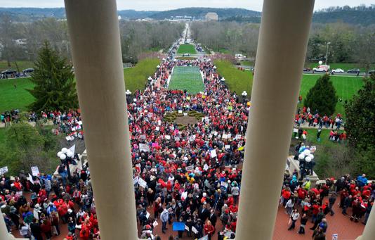 Timothy D. Easley / AP Dans le Kentucky, les enseignants protestent en particulier contre un projet de modification de leurs conditions de retraite et pour demander un financement supérieur pour l’école publique.