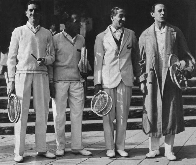 Photo de 1930 avec (de gauche à droite)Jacques Brugnon, Henri Cochet, René Lacoste et Jean Borotra. Surnommés « les quatre mousquetaires », ils ont remporté la Coupe Davis à six reprises entre 1927 et 1932.