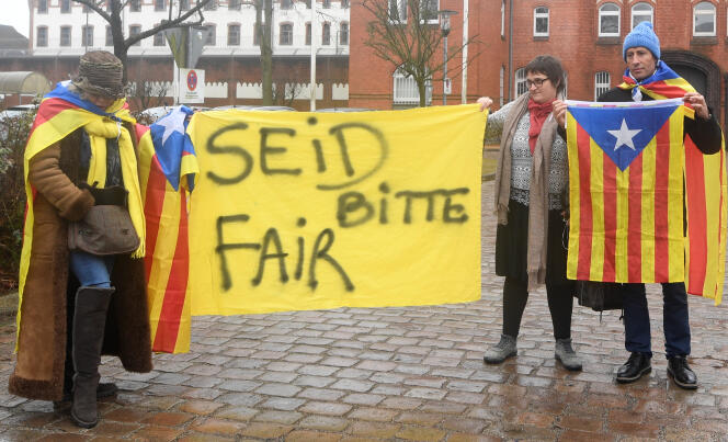 Des partisans de l’indépendance catalane devant la prison de Neumünster où est détenu Carles Puigdemont, le 3 avril.
