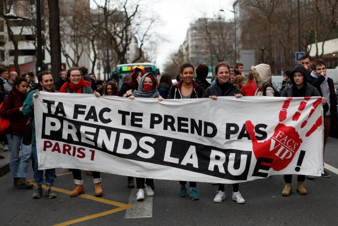 Des étudiants participent à la manifestaiton des cheminots à Paris, mardi 3 avril.