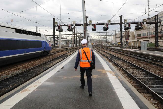 Un employé de la SNCF à la gare de Lyon lors de la grève, mardi 3 avril.