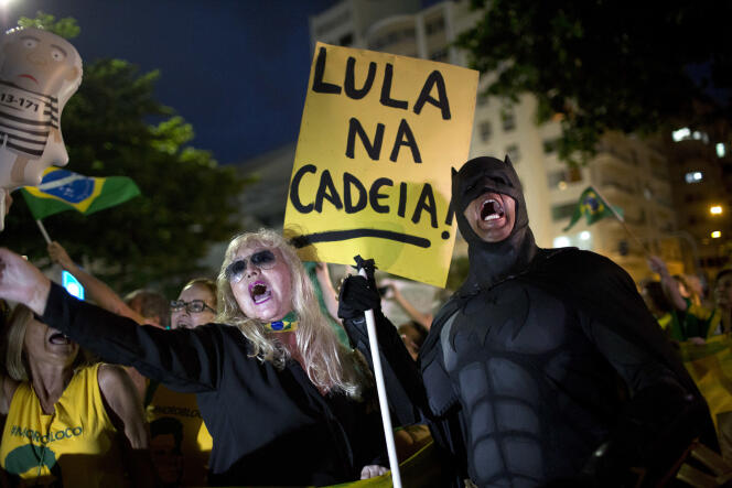 Des manifestants demandent la condamnation de Lula, le 3 avril à Rio de Janeiro.