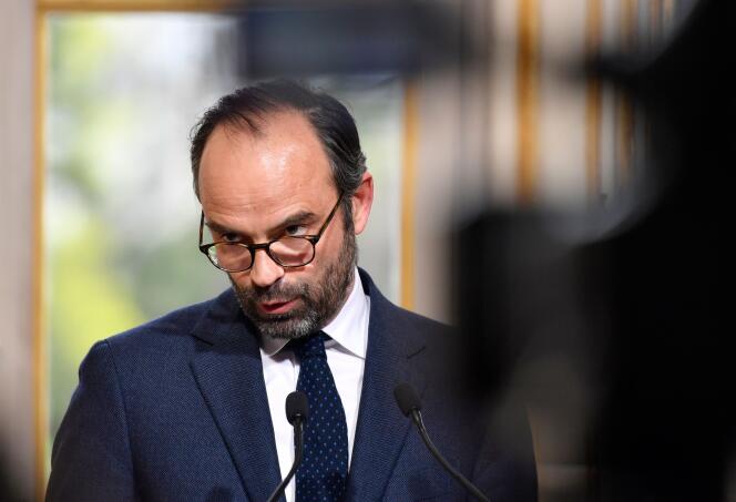 Le premier ministre, Edouard Philippe, présentant le projet de réforme des institutions, à Matignon, le 4 avril.