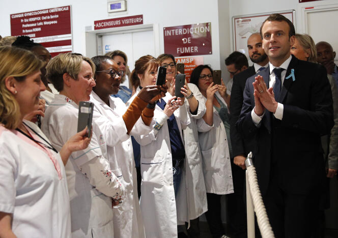 Emmanuel Macron en visite dans un service hospitalier spécialisé dans la détection précoce des enfants autistes à Rouen, jeudi 5 avril.