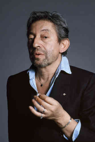 Un hommage rendu à Serge Gainsbourg chez lui à Paris