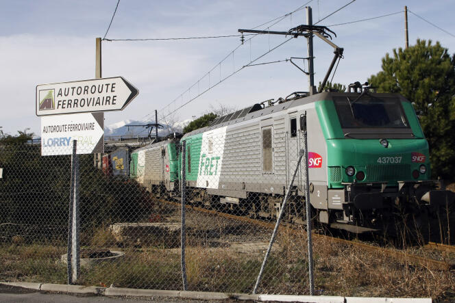Le plus grand train de fret de France, long de 850 mètres, en janvier 2012.