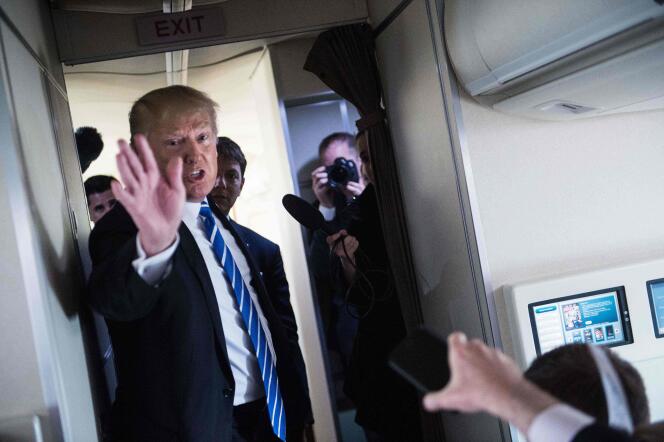 Le président des Etats-Unis Donald Trump à bord de l’avion présidentiel Air Force One le 5 avril.