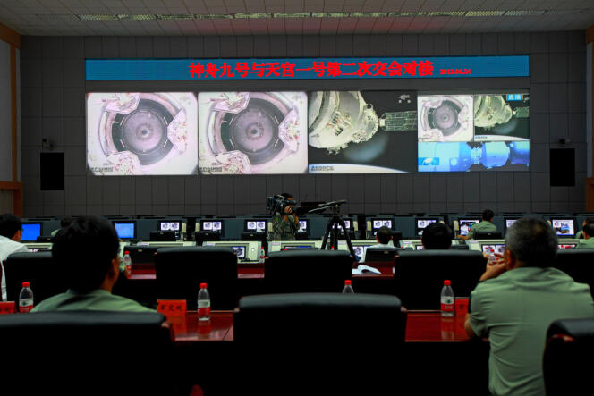 Des ingénieurs chinois au centre spatial de Jiuquan, le 24 juin 2012.