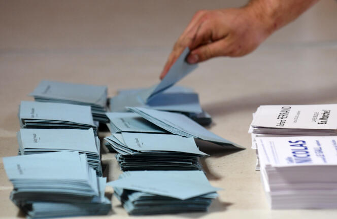 Bulletins de vote pour le second tour des élections législatives, à Carhaix-Plouguer (Finistère), le 18 juin 2017.