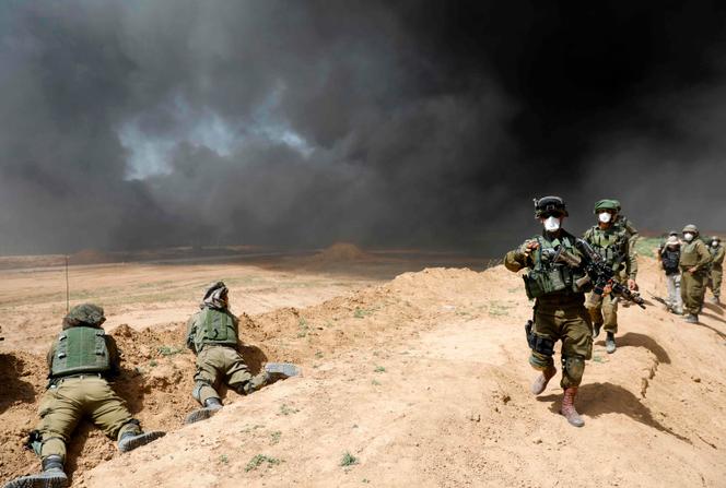 Les soldats isréliens à la frontière israélo-palestinienne à la hauteur du kibboutz de Nahal Oz, le 6 avril.