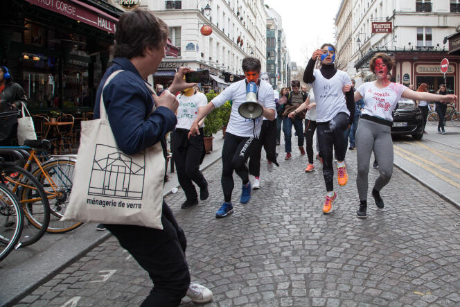 Le « dancewalk » du chorégraphe suisse « Foofwa » dans les rues de Paris, samedi 7 avril.