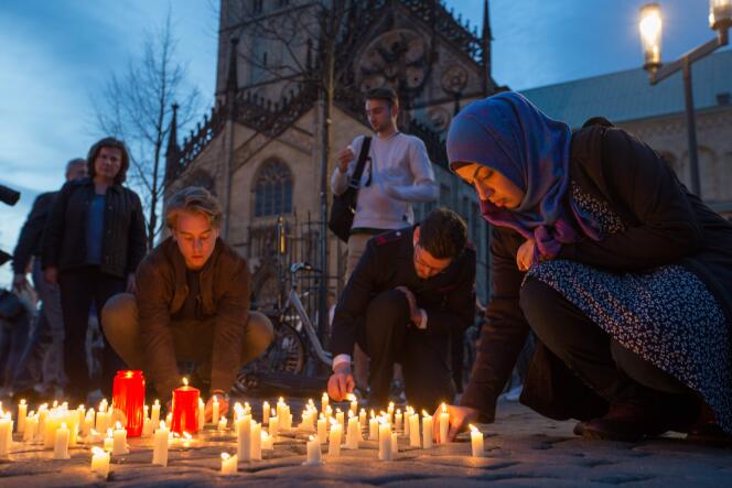 A Münster, le 8 avril, des bougies sont allumées en hommage aux trois victimes de la voiture qui, la veille, a foncé dans la foule.