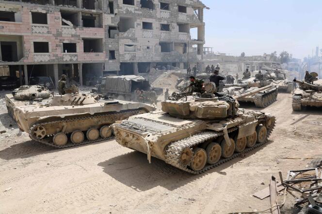 Les chars syriens dans l’est de Douma, le 8 avril.