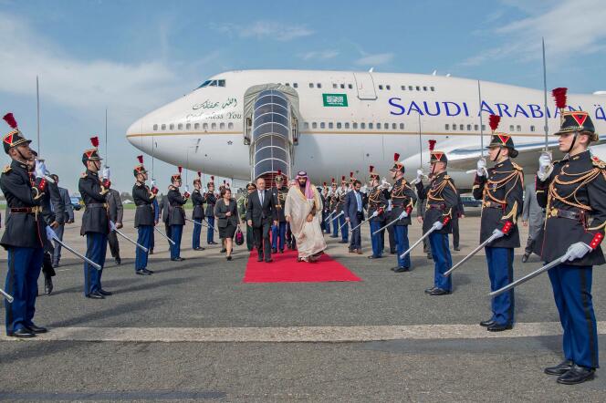 Le ministre des affaires étrangères Jean-Yves Le Drian accueille le prince héritier d’Arabie saoudite, au Bourget, le 8 avril.